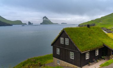 Faroe Adaları, Vagar Adası sahilinde gizemli sisli lansdcapes