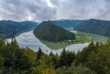 Donauschlinge 'in dramatik manzarası (Tuna kıvrımı, döngü), görkemli bir kıvrım nehrin 360 derece döndüğü, Yukarı Avusturya