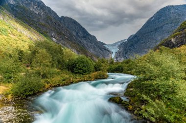 Jostedalsbreen Buzulu 'nun en ulaşılabilir kollarından biri olan Jostedalsbreen Ulusal Parkı, Vestland, Norveç.