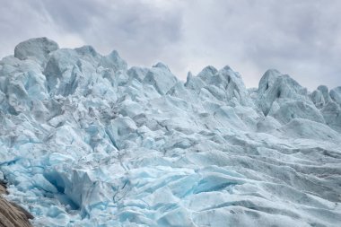 Briksdalsbreen (Briksdal Buzulu), Norveç 'in en erişilebilir ve en bilinen buzullarından biridir..