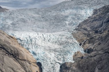Briksdalsbreen (Briksdal Buzulu), Norveç 'in en erişilebilir ve en bilinen buzullarından biridir..