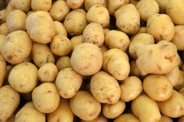 Marketteki patates manzarasını kapat. 
