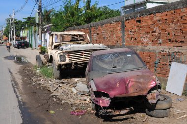 Rio de Janeiro, Brezilya, 19 Mart 2018. Araba kovanları Rio de Janeiro şehrinin batı yakasındaki Av Anil Kanalı 'nda terk edildi.