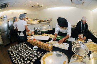 Rio de Janeiro, Brezilya, 4 Ağustos 2016. Rio de Janeiro 'daki Bradesco tiyatrosundaki olaydan önce büfe Central de Festas' ın mutfağında kanepelerin hazırlanması