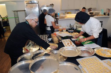 Rio de Janeiro, Brezilya, 4 Ağustos 2016. Rio de Janeiro 'daki Bradesco tiyatrosundaki olaydan önce büfe Central de Festas' ın mutfağında kanepelerin hazırlanması