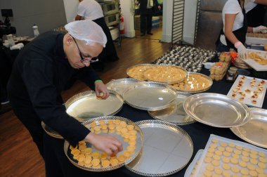 Rio de Janeiro, Brezilya, 4 Ağustos 2016. Rio de Janeiro 'daki Bradesco tiyatrosundaki olaydan önce büfe Central de Festas' ın mutfağında kanepelerin hazırlanması