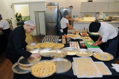 Rio de Janeiro, Brezilya, 4 Ağustos 2016. Rio de Janeiro 'daki Bradesco tiyatrosundaki olaydan önce büfe Central de Festas' ın mutfağında kanepelerin hazırlanması