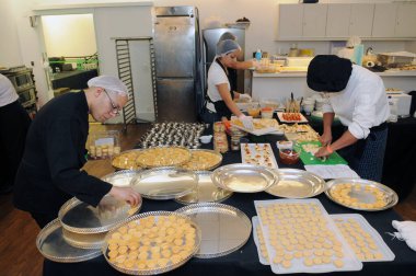 Rio de Janeiro, Brezilya, 4 Ağustos 2016. Rio de Janeiro 'daki Bradesco tiyatrosundaki olaydan önce büfe Central de Festas' ın mutfağında kanepelerin hazırlanması