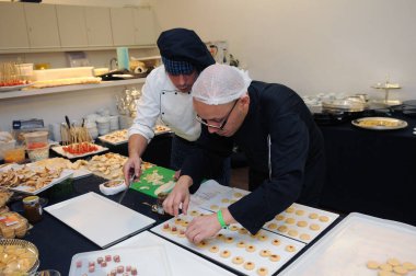 Rio de Janeiro, Brezilya, 4 Ağustos 2016. Rio de Janeiro 'daki Bradesco tiyatrosundaki olaydan önce büfe Central de Festas' ın mutfağında kanepelerin hazırlanması