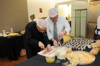 Rio de Janeiro, Brezilya, 4 Ağustos 2016. Rio de Janeiro 'daki Bradesco tiyatrosundaki olaydan önce büfe Central de Festas' ın mutfağında kanepelerin hazırlanması