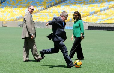 Rio de Janeiro, 22 Ocak 2014. Thomas Bach, Uluslararası Olimpiyat Komitesi Başkanı, Rio de Jane şehrindeki Maracana Stadyumu 'na yaptığı ziyarette top oynama fırsatını değerlendirdi.