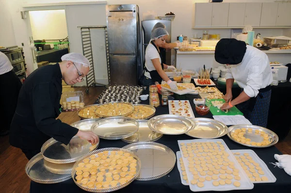 Rio de Janeiro, Brezilya, 4 Ağustos 2016. Rio de Janeiro 'daki Bradesco tiyatrosundaki olaydan önce büfe Central de Festas' ın mutfağında kanepelerin hazırlanması