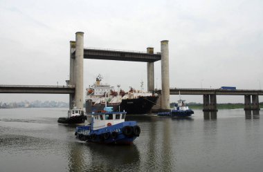 Porto Alegre, 21 Ağustos 2006.Getlio Vargas Köprüsü. Brezilya 'nın Porto Alegre kentindeki Guaiba nehri üzerindeki asma köprünün altından geçen petrol tankeri..