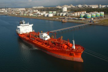 Rio Grande, Brezilya, 17 Ağustos 2006.Tank Gemisi Rio Grande Limanı 'nda yakıt ikmali yapılıyor..