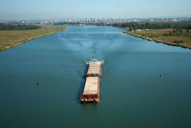 Rio Grande do Sul, Brezilya, 17 Ağustos 2006. Rio Grande do Sul eyaletindeki Pelotas liman kanalı boyunca pirinç taşıyan mavna fotoğrafı.