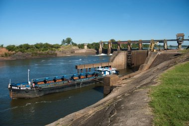 Rio Grande do Sul, Brezilya, 18 Ağustos 2006. Rio Grande do Sul eyaletindeki Jacu nehri üzerindeki Amarpolis barajından geçen kalçalar..
