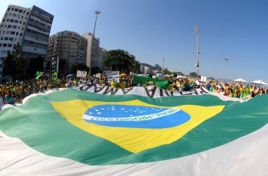 Rio de Janeiro, Brazil, December 4, 2016.Protesters protest in favor of Operation Lava Jato and against government corruption on Copacabana beach.