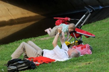 Rio de Janeiro, 20 Haziran 2009.Delegasyon üyesi Rio + 20 kongreleri arasında Brezilya 'nın Rio de Janeiro şehrinde oğluyla oynuyordu.