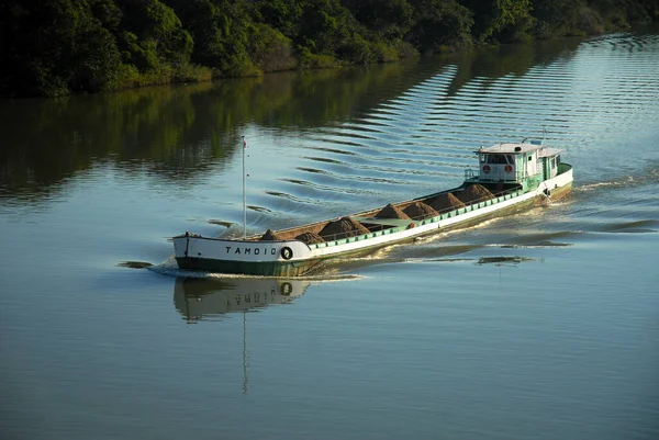 リオグランデ スル州 ブラジル 2006年8月17日リオグランデ スル州のタクリ川に砂のセーリングを運ぶ船 — ストック写真