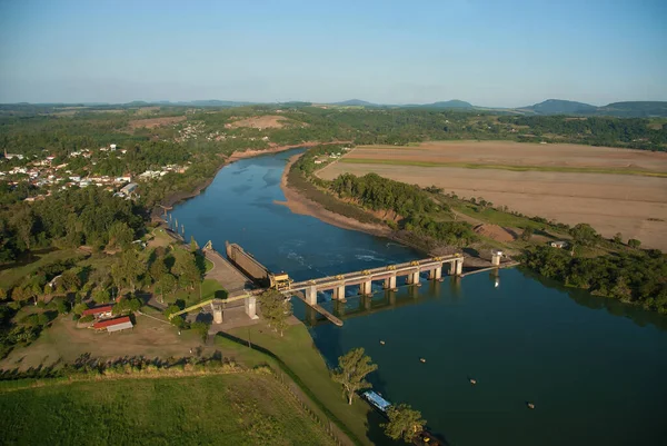 巴西南里约格朗德岛 2006年8月17日南里约格朗德岛州塔夸里河上的南Bom Retiro岛大坝和闸门的空中景观 — 图库照片