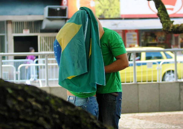 Rio Janeiro July 2013 Boyfriends Kissing Rolled Flag Brazil World — Foto de Stock