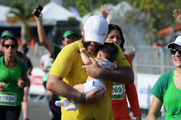 Rio Janeiro November 2009 Man Carries His Baby Son Coast — Fotografia de Stock