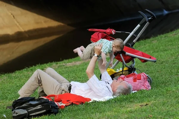 Rio de Janeiro, 20 Haziran 2009.Delegasyon üyesi Rio + 20 kongreleri arasında Brezilya 'nın Rio de Janeiro şehrinde oğluyla oynuyordu.