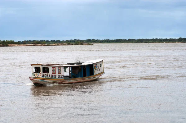 Bahia, 22 Eylül 2006.Nehir Bölgesi 'nin tipik tekneleri, Brezilya' nın Bahia bölgesinin batı bölgesinde nehir kenarı nüfusu tarafından hareket nakli için kullanılmaktadır.