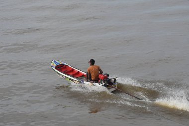 Afu, Par, Brezilya, 11 Kasım 2021. Ribeirinho Amazon bölgesindeki Maraj adasında, nehir kenti Afu 'da, Amazon Nehri' nin dış motorunda kanoyla yelken açıyor..