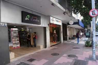 Rio de Janeiro, Brezilya, 11 Mayıs 2021 Botafogo Mahallesi, Rio de Janeiro 'nun güney kesimindeki mağazalar..