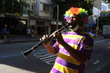 Rio de Janeiro, Brezilya, 11 Mayıs 2021. Sokak sanatçısı Rio de Janeiro 'nun güneyindeki botafogo mahallesinde saksafon çalıyor..