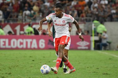 Rio de Janeiro, Brezilya, 24 Kasım 2021 Uluslararası Futbol Takımı oyuncusu Edenilson, Brezilya Maracan Stadyumu 'nda Fluminense ile oynanan karşılaşma sırasında.