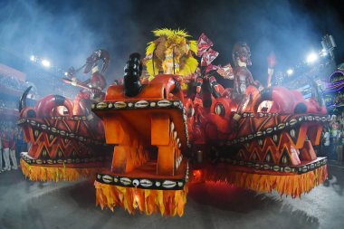 Rio de Janeiro, Brezilya, 24 Nisan 2022. Grande Rio samba okulu, Rio de Janeiro karnavalı sırasında.