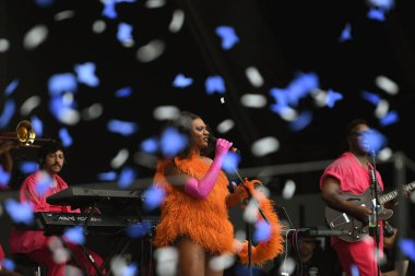 Rio de Janeiro, Brezilya, 11 Eylül 2022. Şarkıcı ve aktris Liniker, Rio 2022 Rock 'taki gösterisi sırasında, Rio de Janeiro şehrinde.