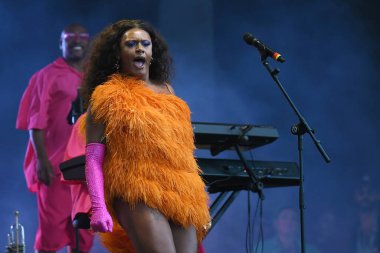 Rio de Janeiro, Brezilya, 11 Eylül 2022. Şarkıcı ve aktris Liniker, Rio 2022 Rock 'taki gösterisi sırasında, Rio de Janeiro şehrinde.