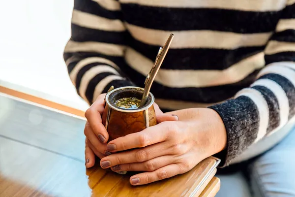 Jonge Vrouw Met Een Makker Haar Handen Yerba Mate Van — Stockfoto