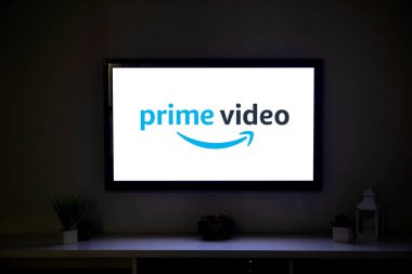 ROSARIO, ARGENTINA - 1 Aralık 2021: Bir aile evinin oturma odasındaki LCD Smart TV ekranında Prime Video logosu.