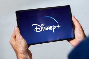 Ekranda Disney Plus video yayın servisi logosu olan tablet. ROSARIO, ARJANTINA - 8 Nisan 2022.