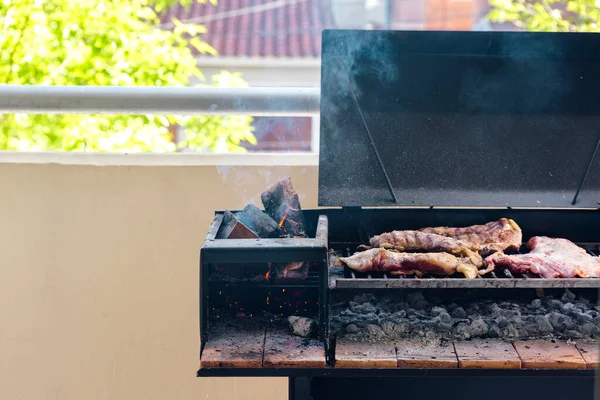Making Barbecue Portbale Grill Balcony Apartment Traditional Roast Beef Argentina — Stock Photo, Image