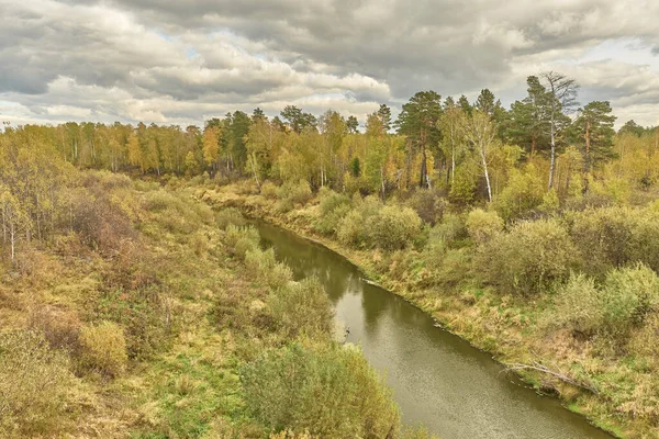 Siberische herfst landschap met taiga rivier. — Stockfoto