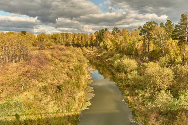 Siberisch herfstlandschap met taiga rivier. — Stockfoto