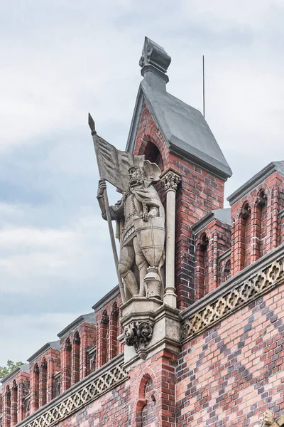 Escultura de Friedrich von Zollern en la fachada de la ciudad de la Puerta de Friedland — Foto de Stock