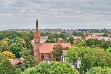 Ortodoks Dönüşüm Katedrali ve Rusya 'nın Zelenogradsk kentinin manzarası. Seyahat kavramı