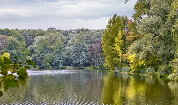 Paysage du parc d'automne. Des arbres au feuillage luxuriant et coloré se reflètent à la surface du lac calme — Photo