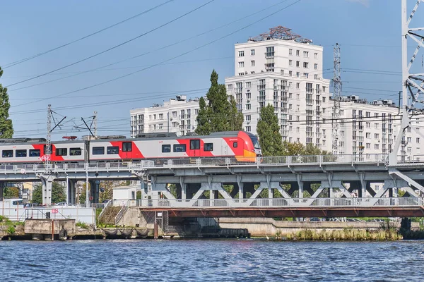 Tren eléctrico Lastochka pasando por un puente ferroviario de dos niveles sobre el río Pregolya, Kaliningrado, Rusia — Foto de Stock