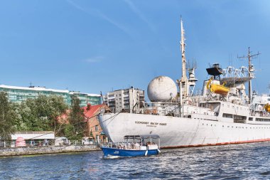 Araştırma gemisi Kozmonot Viktor Patsayev. İçinde müze sergisi olan uzay iletişim gemisi. Turistlerle dolu bir tekne.