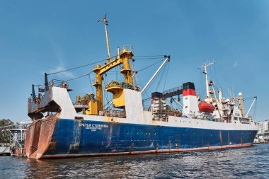 Balıkçı teknesi ALEKSEY ANICHKIN Pregolya nehri, Kaliningrad, Rusya