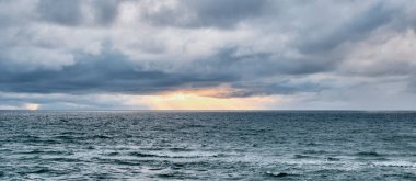 Arka plan olarak deniz manzarası. Baltık Denizi 'nde dramatik gün batımı.