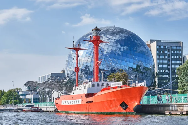 Ирбенский, плавучий маяк, музейный корабль в экспозиции Музея Мирового океана — стоковое фото