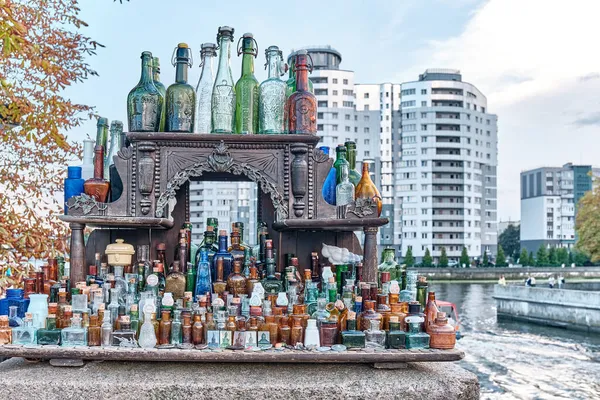 Varias botellas y frascos de colores antiguos de debajo de las bebidas, medicamentos o perfume como recuerdos — Foto de Stock